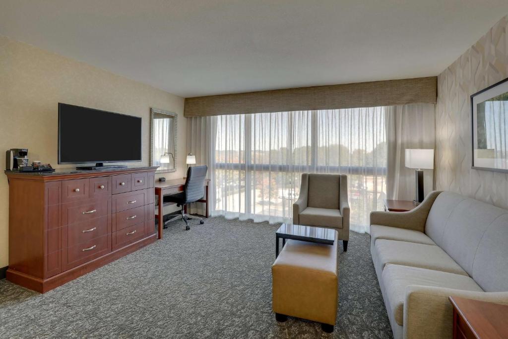 Drury Inn & Suites Charlotte University Place photo