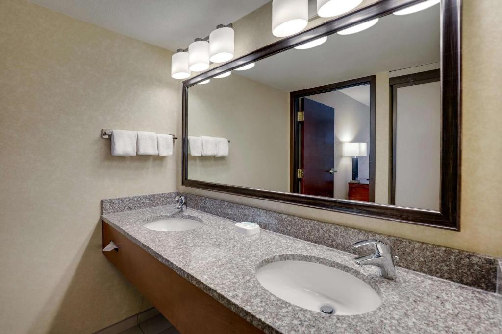 Drury Inn & Suites Charlotte University Place photo