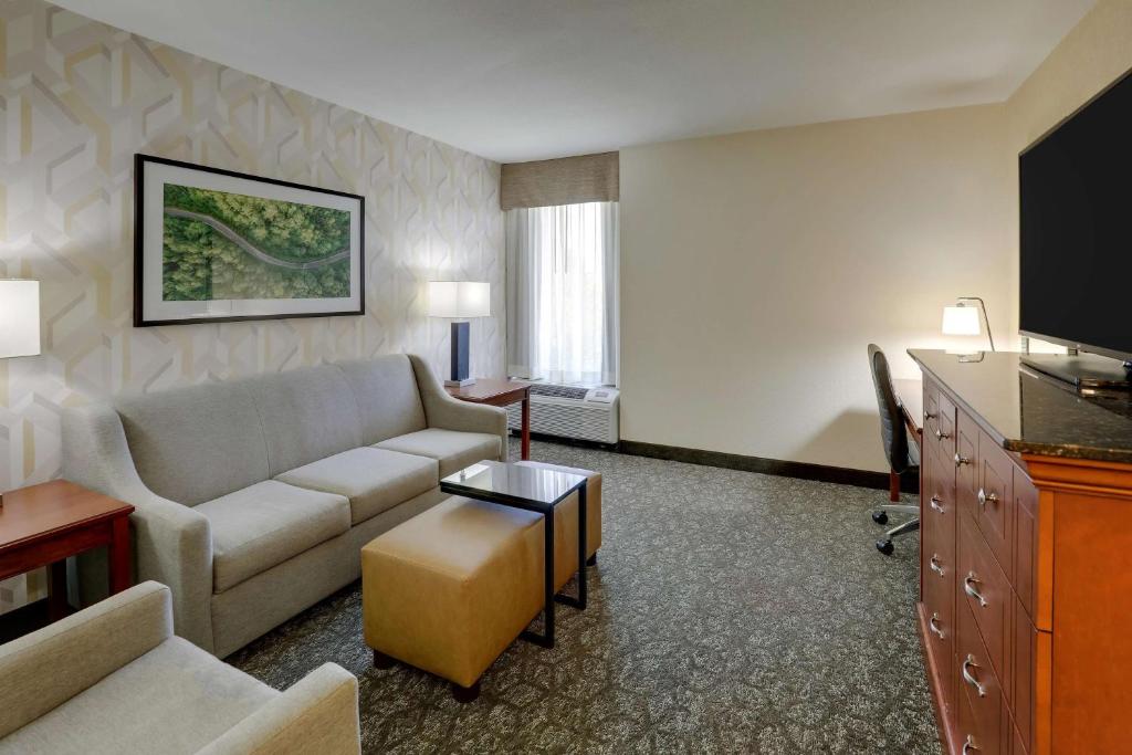 Drury Inn & Suites Charlotte University Place photo
