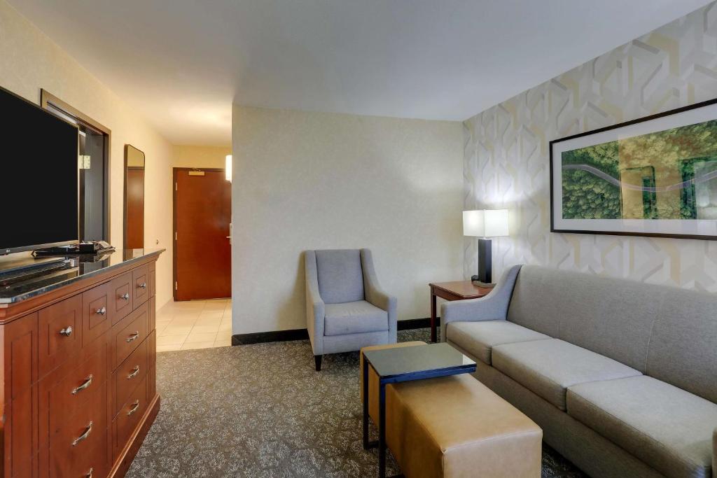Drury Inn & Suites Charlotte University Place photo