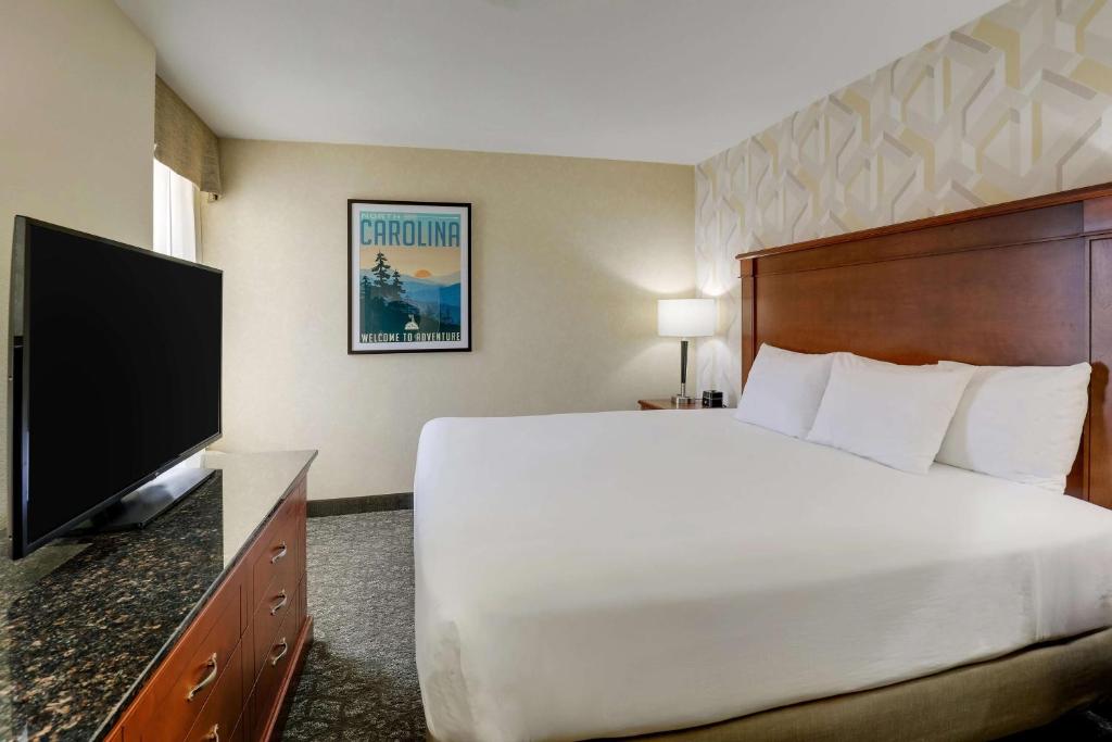 Drury Inn & Suites Charlotte University Place photo