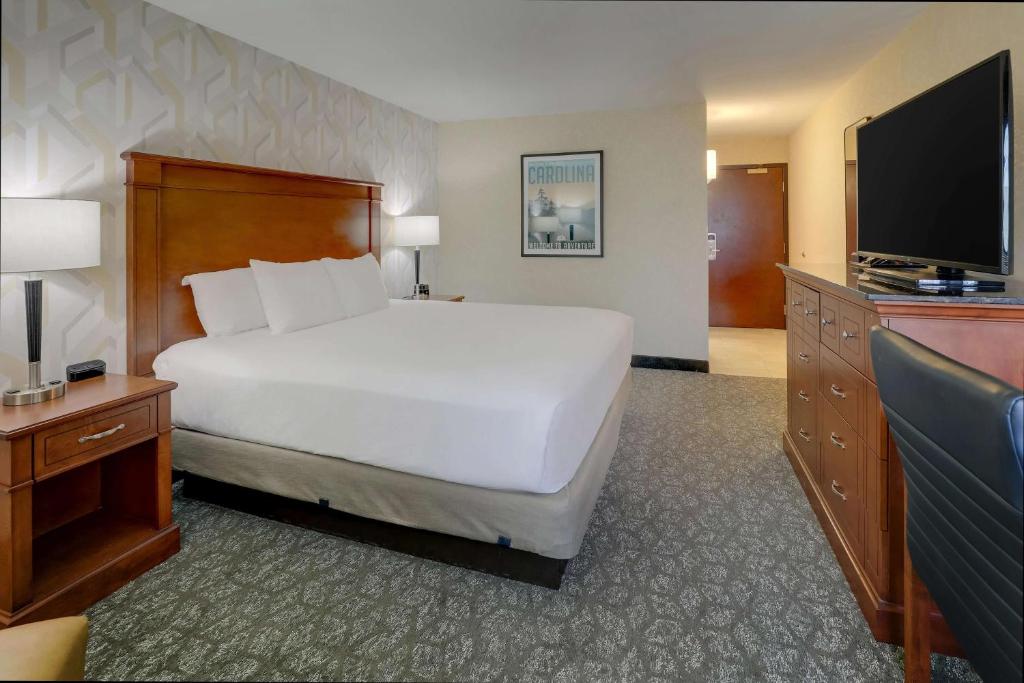 Drury Inn & Suites Charlotte University Place photo