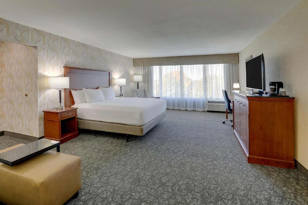 Drury Inn & Suites Charlotte University Place photo