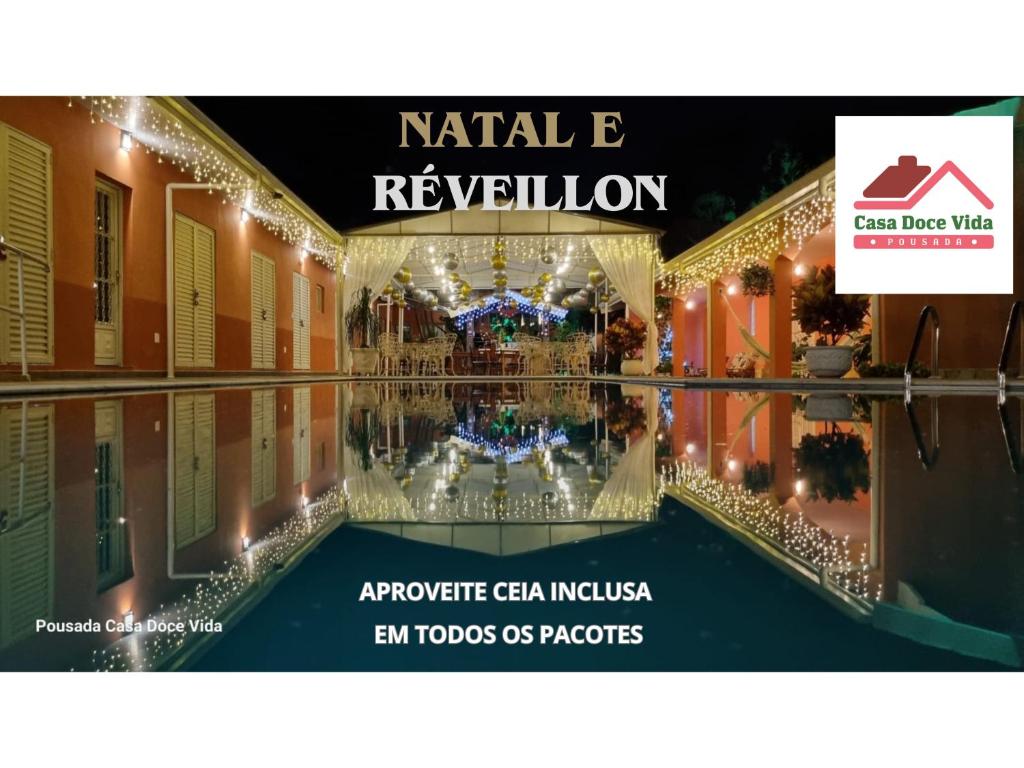 ein Poster eines Einkaufszentrums mit Weihnachtsbeleuchtung in der Unterkunft Pousada Casa Doce Vida in Águas de Lindóia