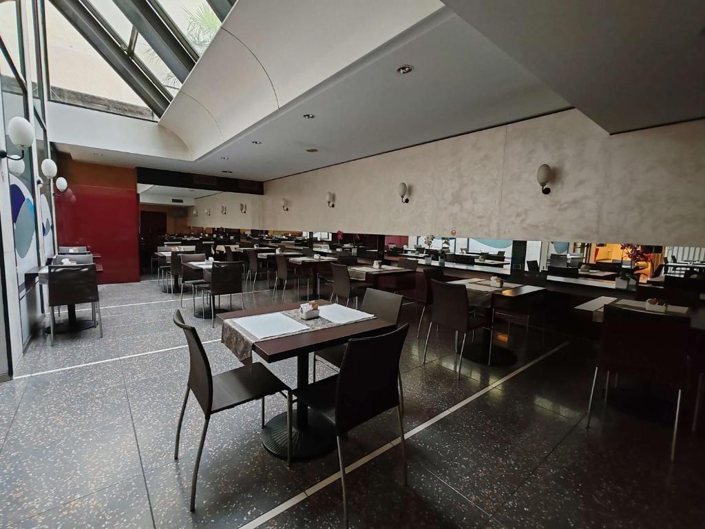 A restaurant or other place to eat at Sure Hotel by Best Western Turin City Centre