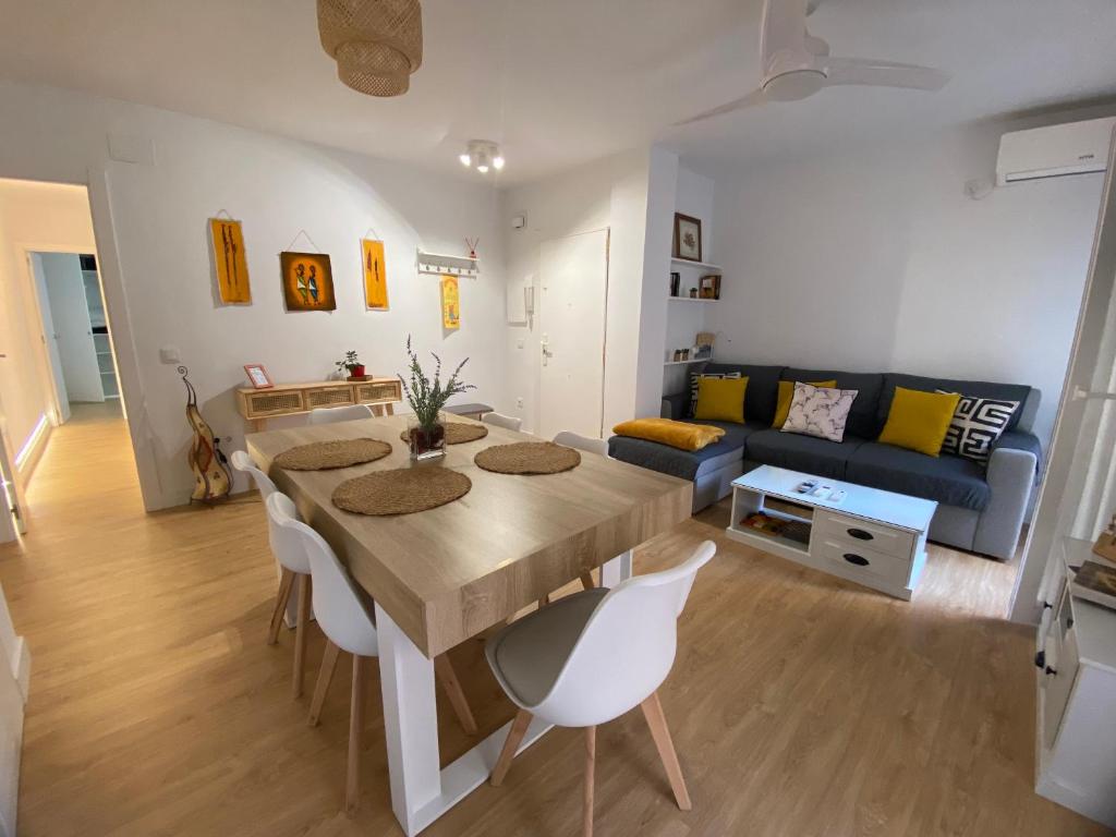 una sala de estar con una mesa y un sofá en AZAHAR MUSEO, en Sevilla