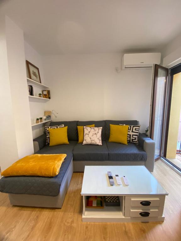 Una sala de estar con un sofá y una mesa de café. en AZAHAR MUSEO, en Sevilla