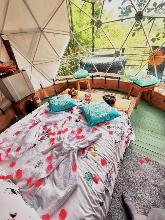 Voodi või voodid majutusasutuse Allegro Eco Glamping toas
