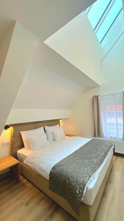 Postel nebo postele na pokoji v ubytování Hotel Karlova Prague
