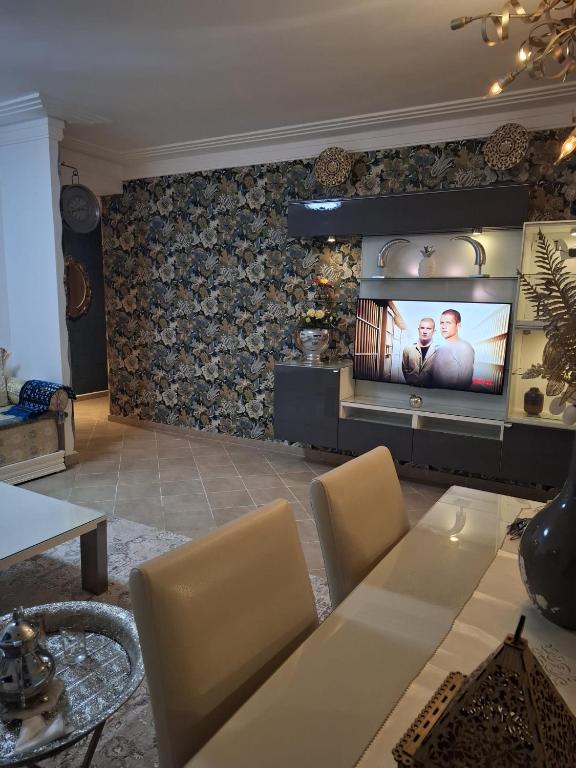 TV a/nebo společenská místnost v ubytování Marina Golf, Tanger Emplacement supérieur Juste à côté de la piscine