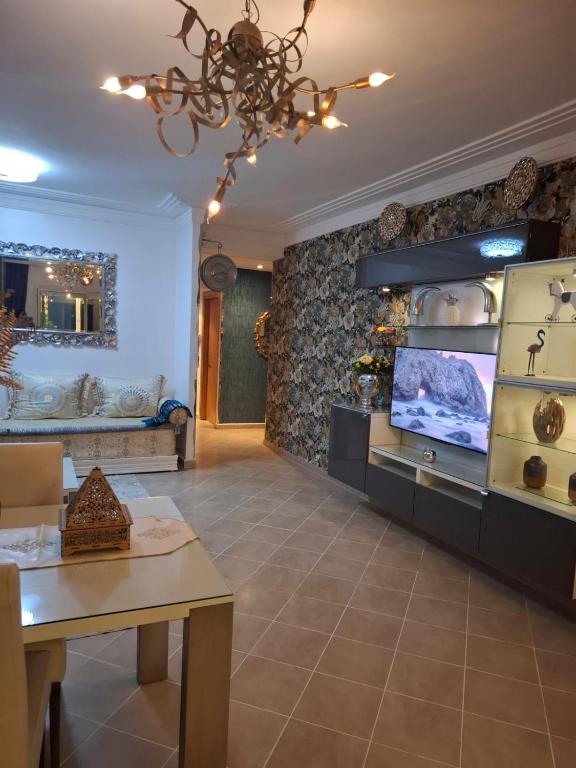 TV a/nebo společenská místnost v ubytování Marina Golf, Tanger Emplacement supérieur Juste à côté de la piscine