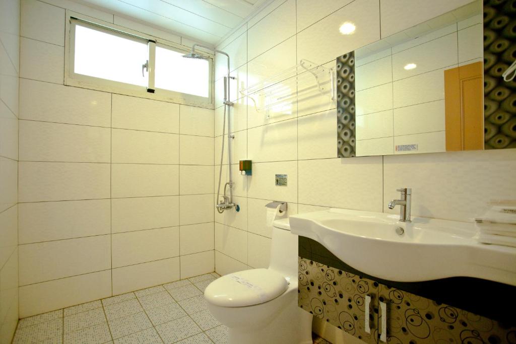 A bathroom at Mang Yi Zhan Inn