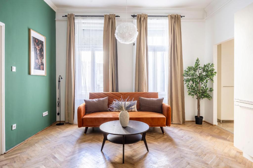 Cozy & Central Located Apartment w' Terrace 1066 Budapest, 6 Teréz körút kép - 1