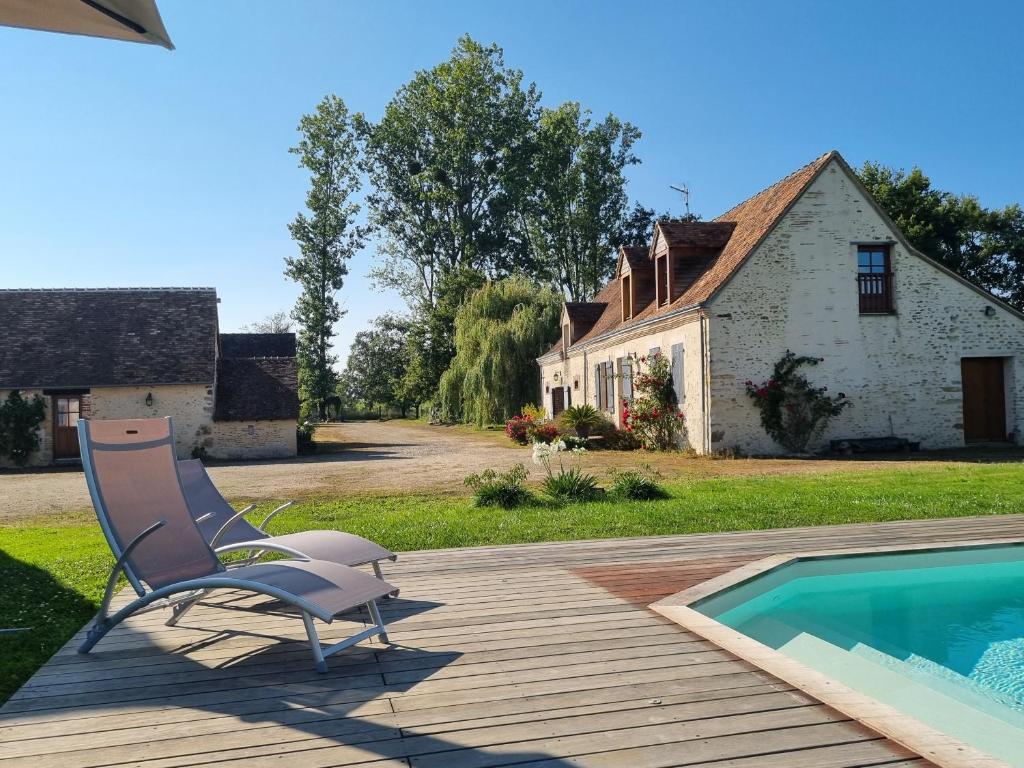Bazén v ubytovaní L'Aupinouse Chambre double Giroflée avec salle de bain privative alebo v jeho blízkosti