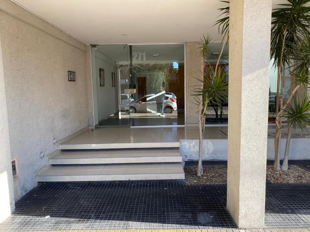 eine Lobby mit Treppen und einem Auto in einem Gebäude in der Unterkunft Depto Plaza Belgrano 14 Y 38 in La Plata