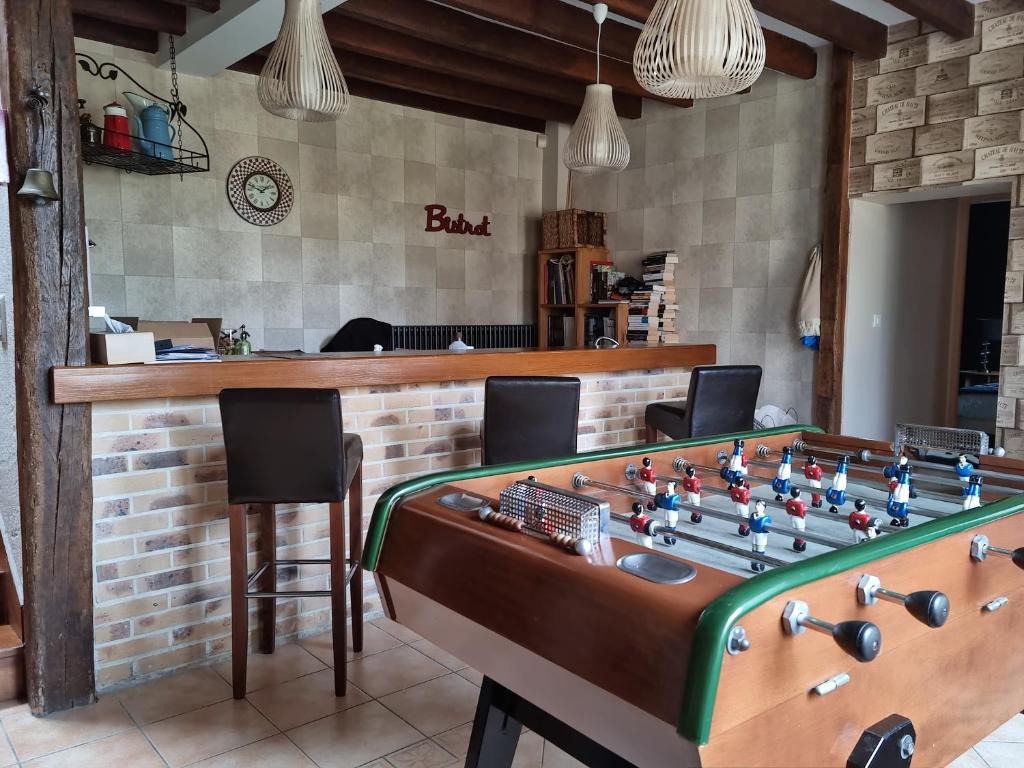 Biliardový stôl v ubytovaní L'Aupinouse Chambre double Giroflée avec salle de bain privative