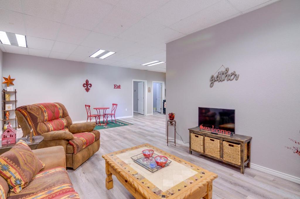Μια τηλεόραση ή/και κέντρο ψυχαγωγίας στο Downtown Del Norte Getaway Near Penitente Canyon!