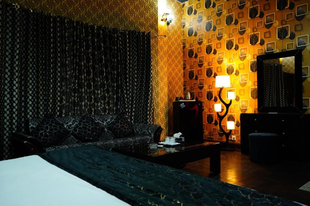 Royal Luxury Hotel Lahore - Housity