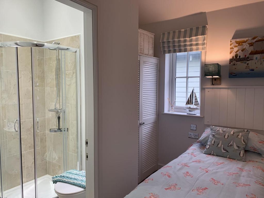 Rosies, The Bay, 2 bedrooms with ensuites, parking for 2 cars, 2 dogs welcome 2