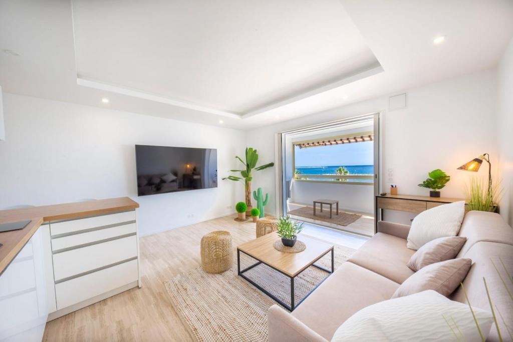 un salon avec un canapé et une table dans l'établissement 06K1 - Front of the sea-renovated-terraceparking, à Saint-Laurent-du-Var