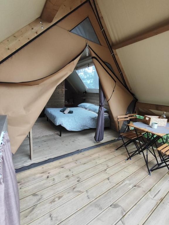 Rúm í herbergi á Lieve Agriglamping Experience