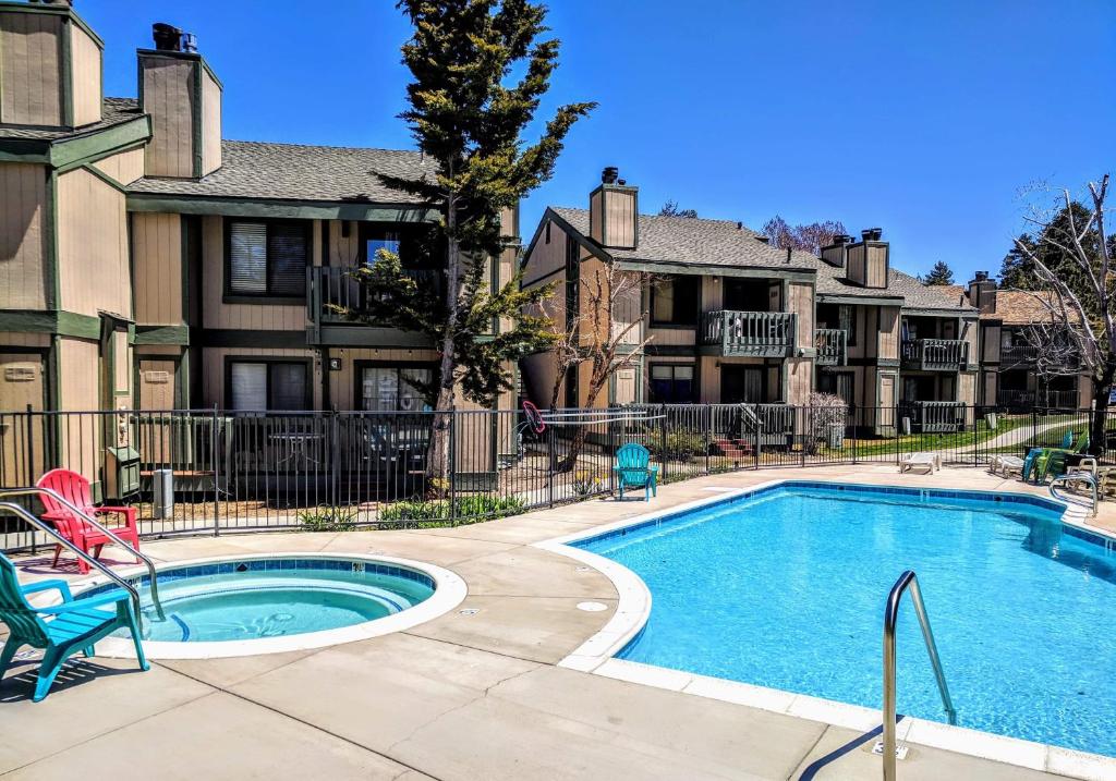 een zwembad in een binnenplaats met huizen bij Lakeview Condo - Lakefront Complex, Lake Views, Heated Pool in Big Bear Lake