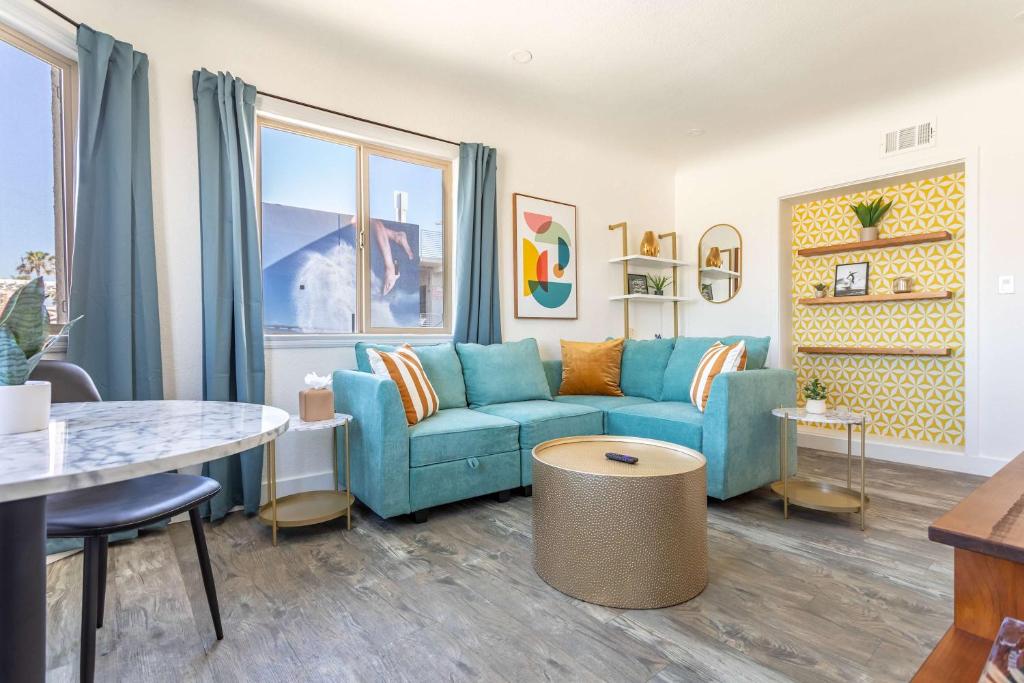 Posezení v ubytování Ocean View Hermosa Pier Apt by OrangeDoorStays - DO NOT REACTIVATE SUN BLOC 20