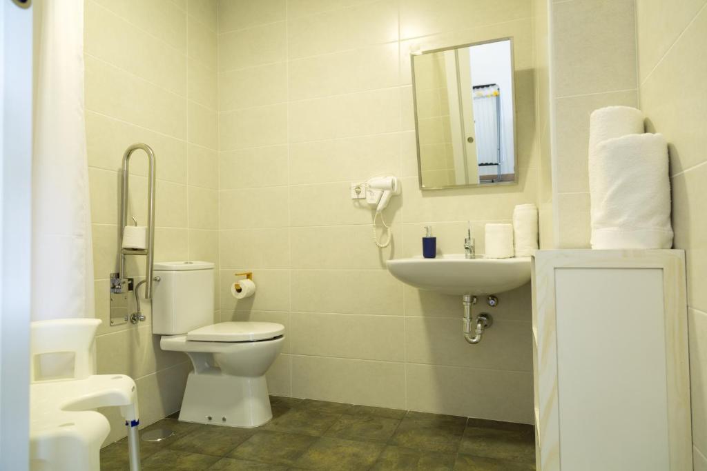 Kúpeľňa v ubytovaní Apartamentos Playa De Cóbreces