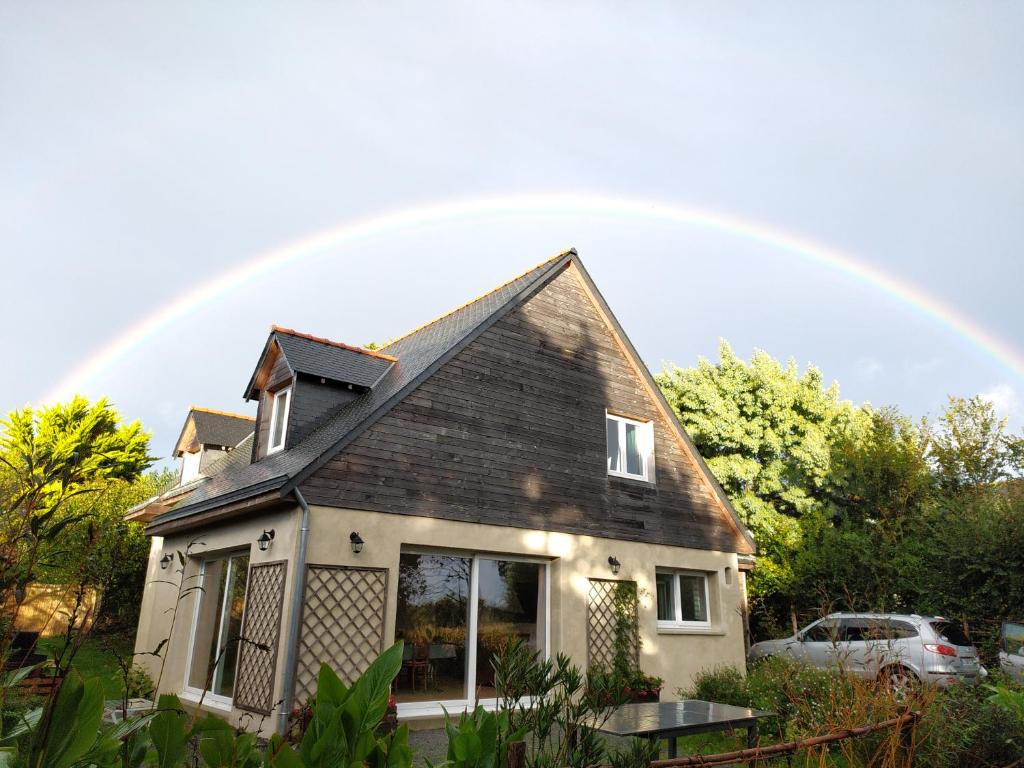 un arc-en-ciel sur une maison avec dans l'établissement Grande maison, calme, proche de la mer, à Camoël