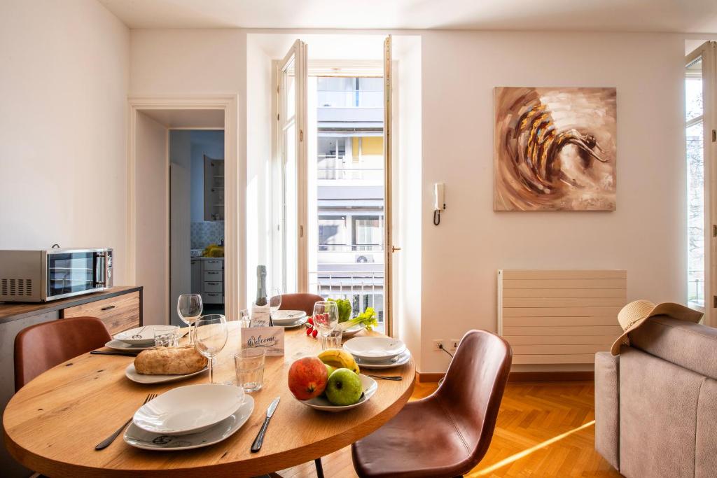 Un comedor con mesa y sillas de madera. en Nice Apartment - Happy Rentals, en Lugano