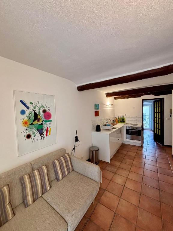 un salon avec un canapé et une cuisine dans l'établissement Rue Neuve, à Nice