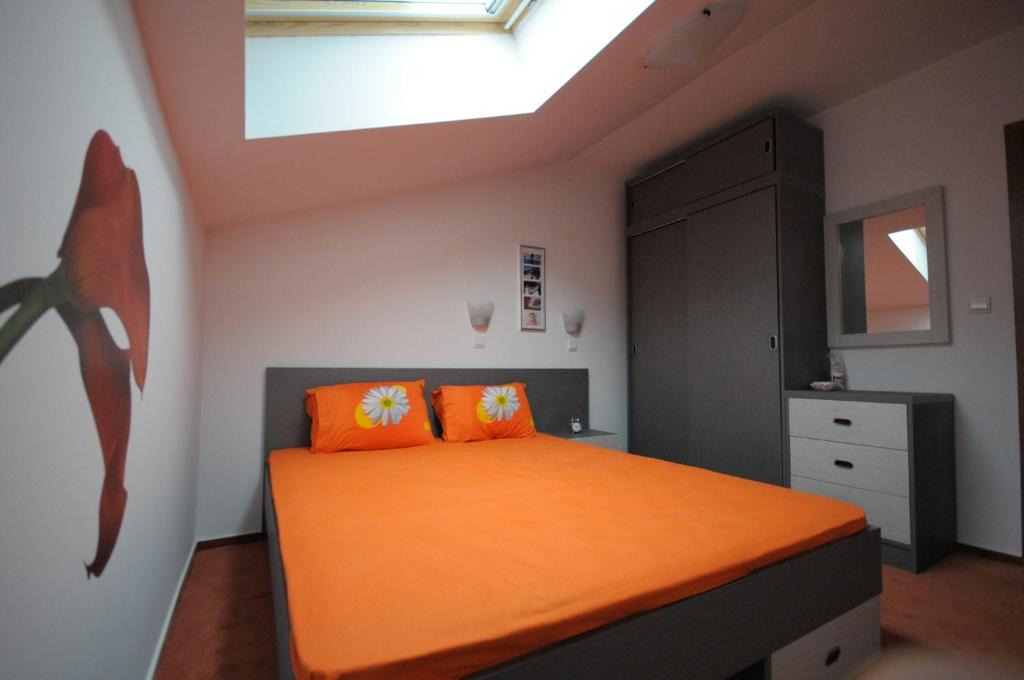 Postel nebo postele na pokoji v ubytování Penthouse 2 Bedroom Apartment w fireplace