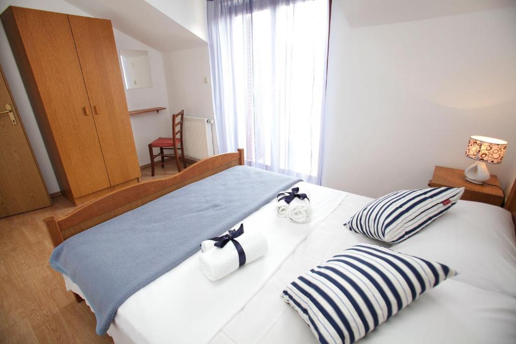 Postel nebo postele na pokoji v ubytování Apartments Antonia
