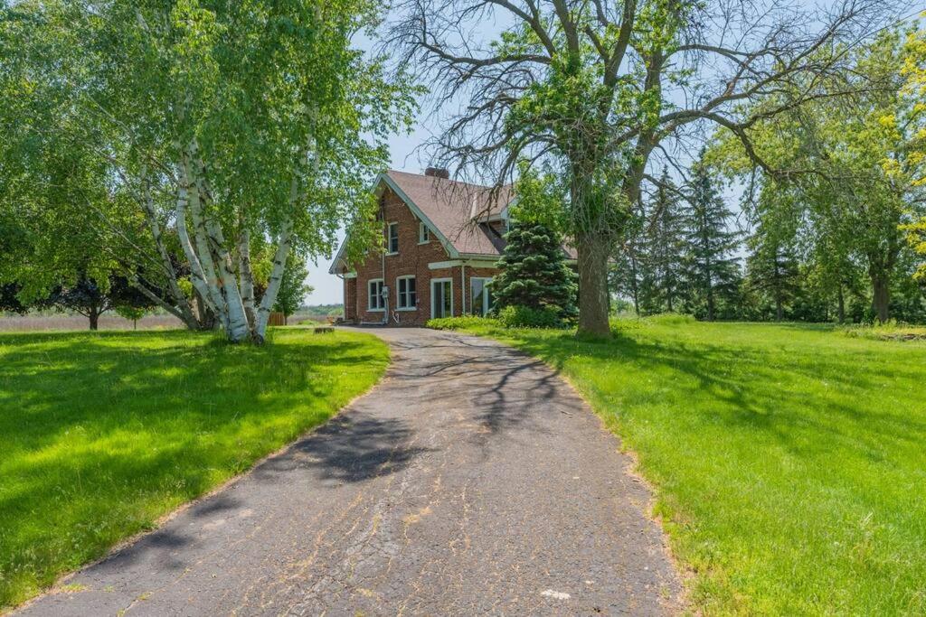 Κήπος έξω από το Luxury Hillside Farmhouse on The Bay of Quinte