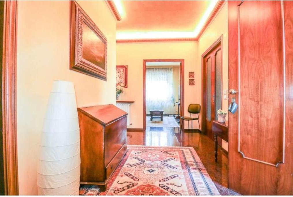 a living room with a door and a rug at Appartamento chez Philippe in Senigallia