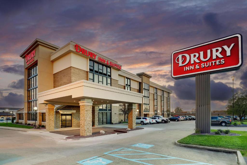 a durry inn and suites sign in a parking lot at Drury Inn & Suites Cape Girardeau in Cape Girardeau