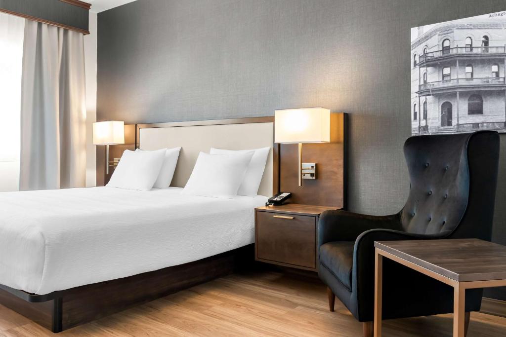 Postel nebo postele na pokoji v ubytování Best Western Plus Morden