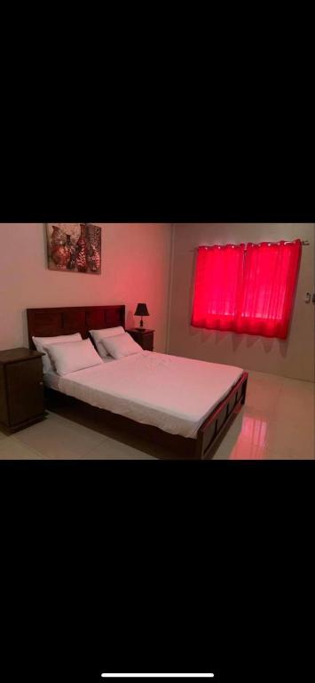 Postel nebo postele na pokoji v ubytování KJT Travellers Inn