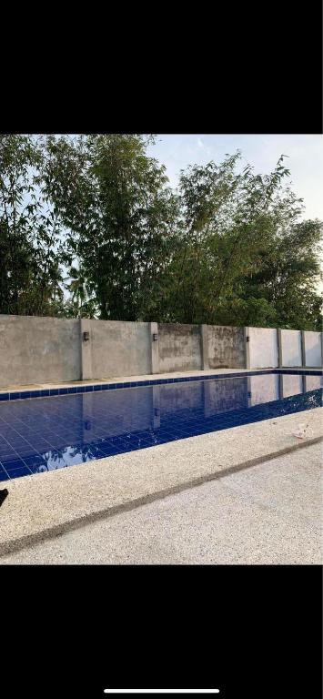 Bazén v ubytování KJT Travellers Inn nebo v jeho okolí