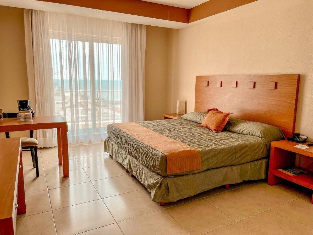 Postel nebo postele na pokoji v ubytování Balaju Hotel & Suites