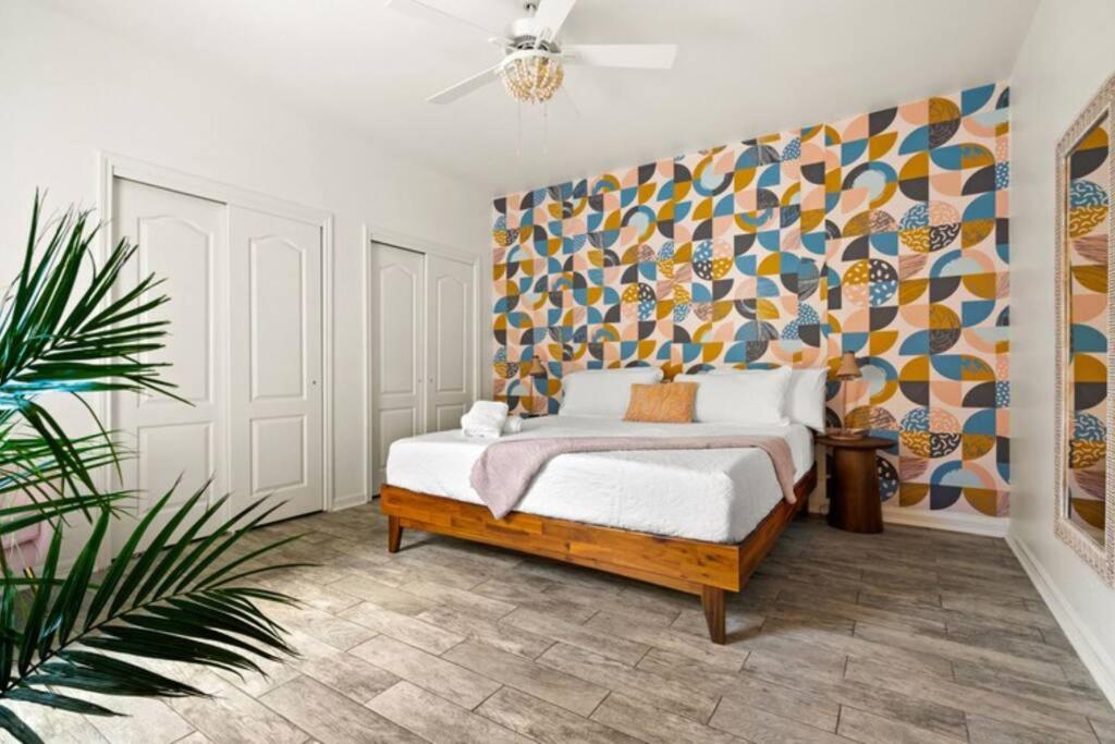 Ένα ή περισσότερα κρεβάτια σε δωμάτιο στο Padre Island Town home 5 min to the beach! pets ok