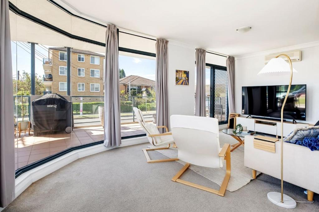 Телевизор и/или развлекательный центр в The Wellington - A Beachside Balcony Haven