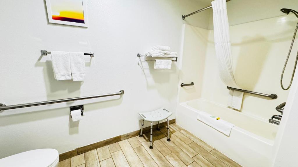 Days Inn by Wyndham North Platte - Queen Room - Disability Access/Non-Smoking