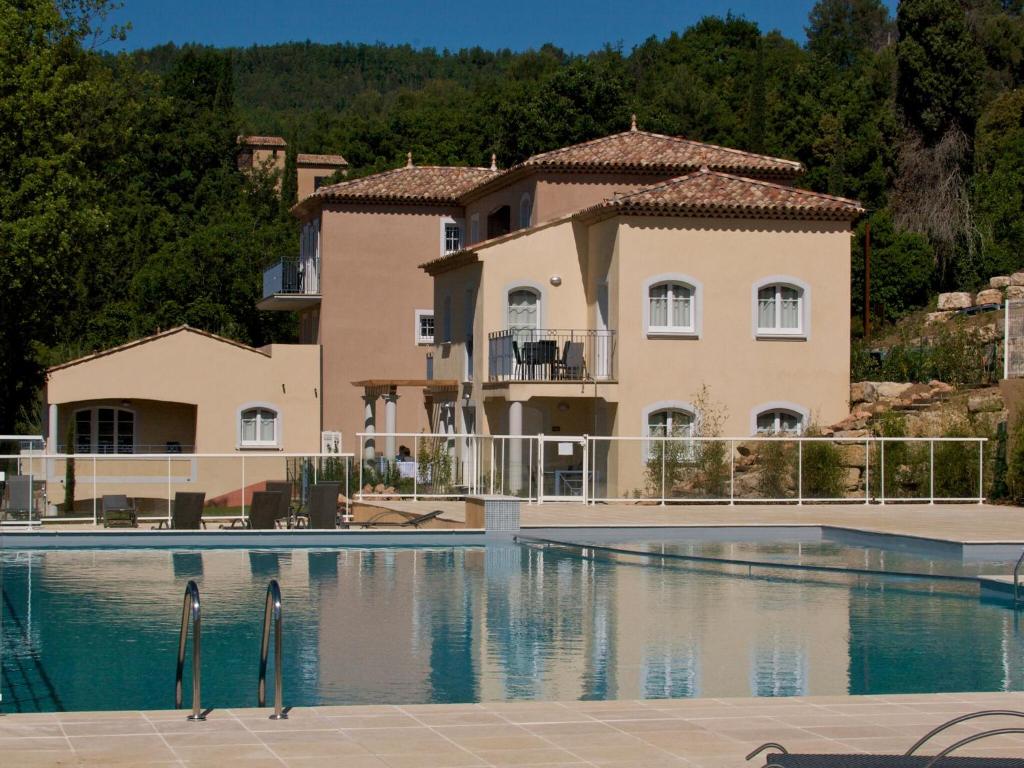 une grande maison avec une piscine devant dans l'établissement Villa in Callian with Private Pool, à Callian
