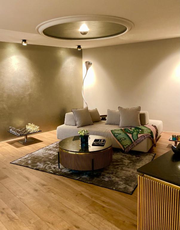 Ruang duduk di Suite3, 7 min walk from Opera or Lake