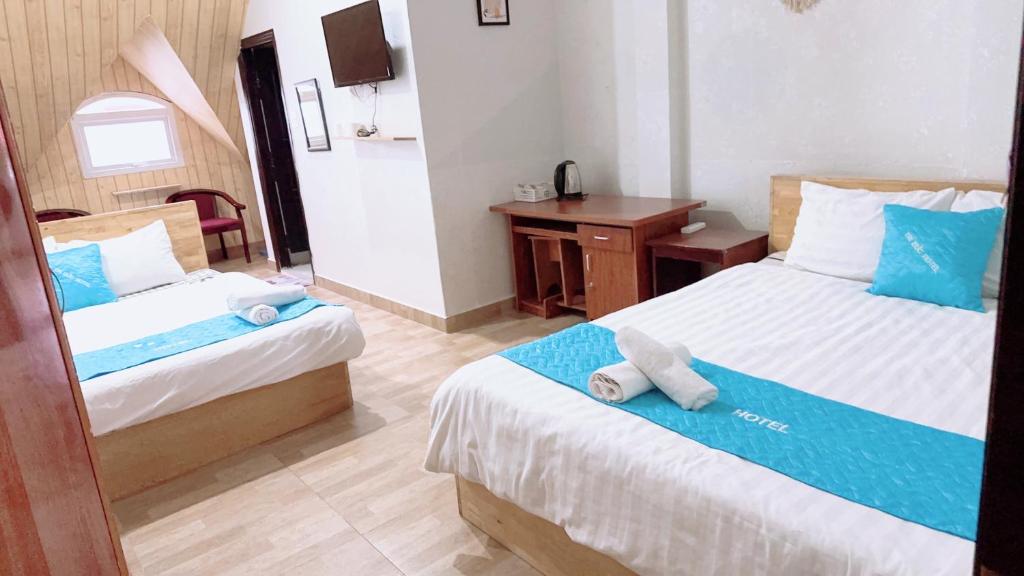 Een bed of bedden in een kamer bij Khách sạn Trí Đức