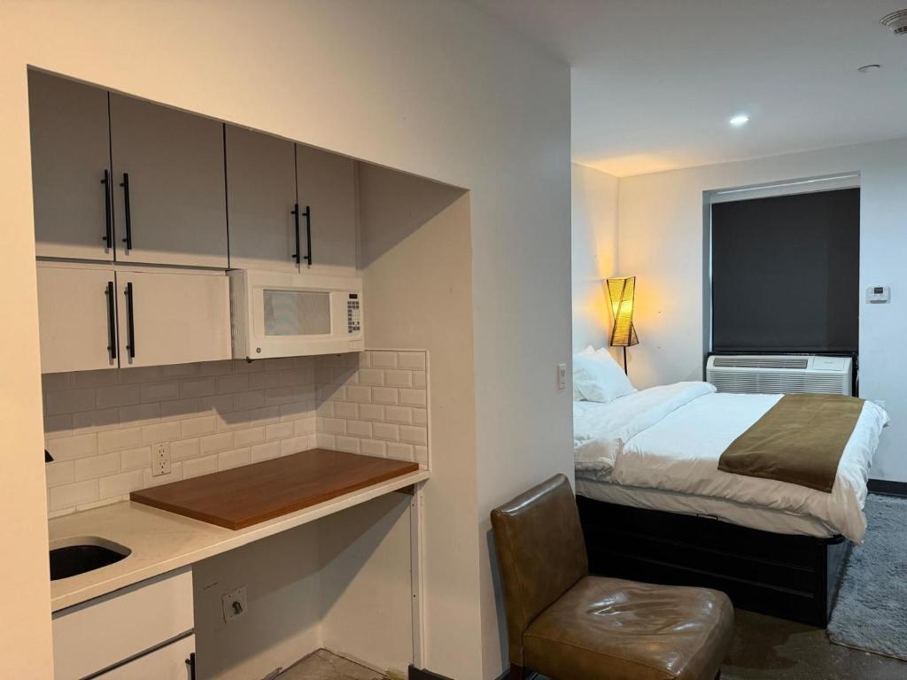 Postel nebo postele na pokoji v ubytování Tribeca Hotel FiDi