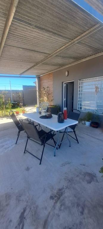 a table and two chairs in a patio at Mini casa relajante in Balneario El Condor