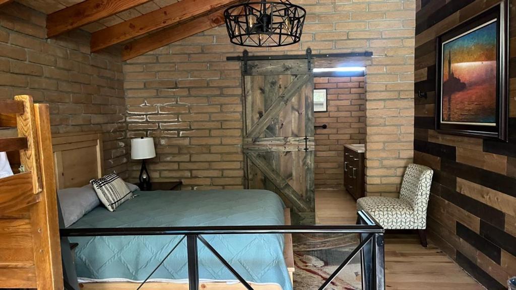 une chambre avec un lit et une chaise dans l'établissement Rancho Resort St George, à Santa Verónica