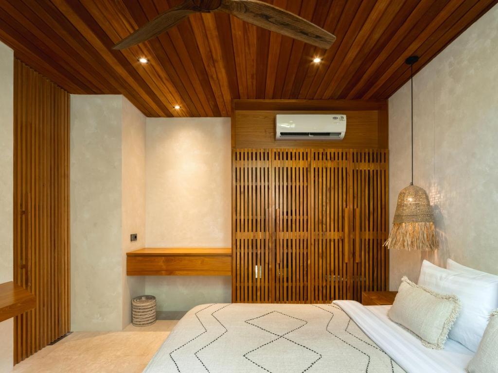 Tempat tidur dalam kamar di Blacksand Villas Echo Beach, Canggu